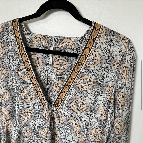 Patterned V-Neck Women's Top - Picture 6 of 16